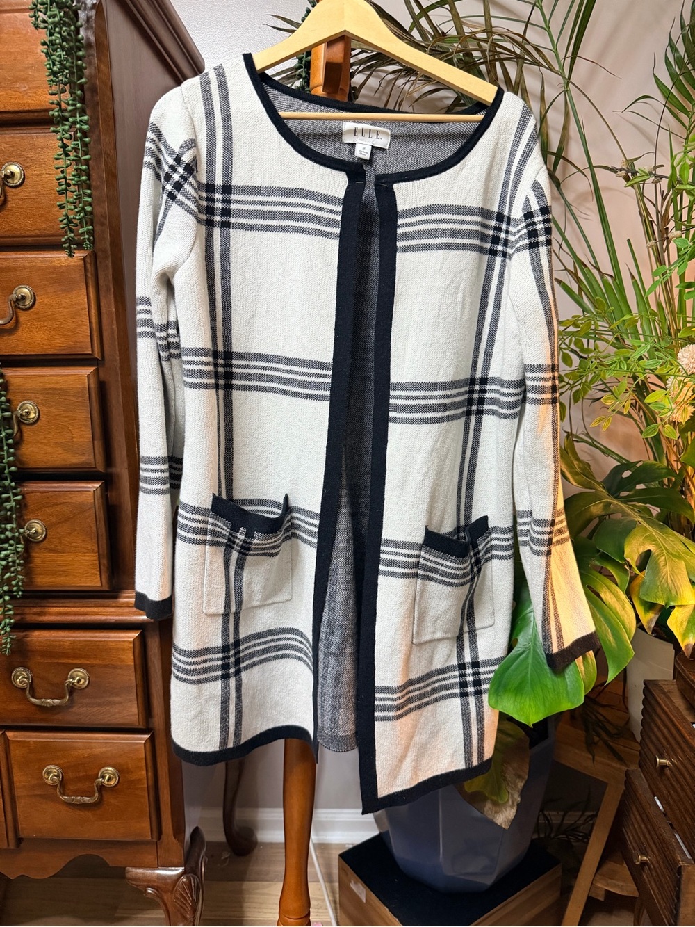 💕 3 for $25 ELLE Cream and Black Plaid Open-Front Cardigan